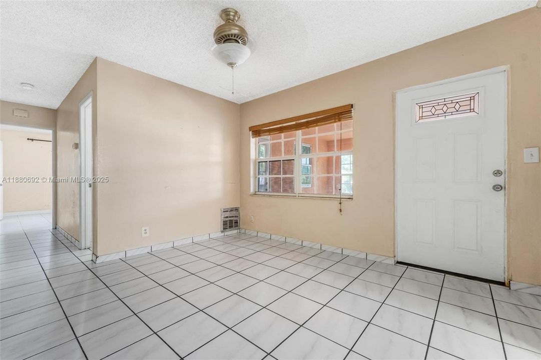 合同活跃: $399,000 (4 贝兹, 2 浴室, 1924 平方英尺)