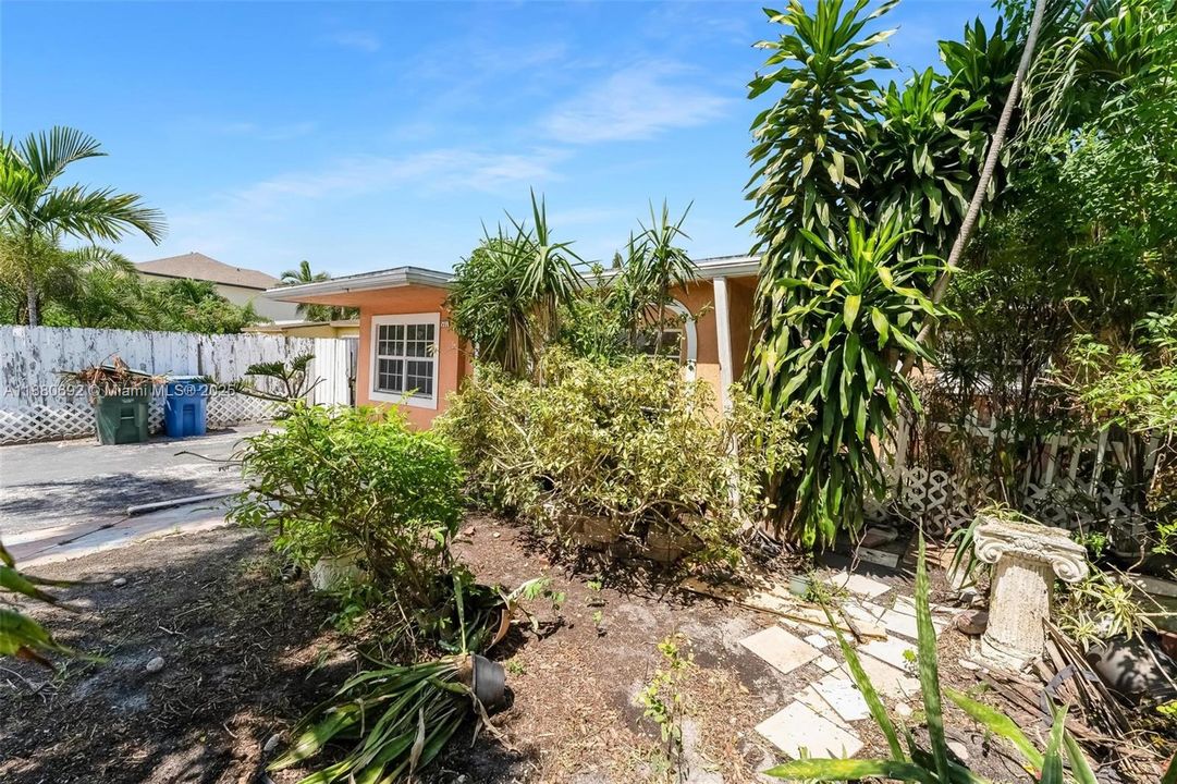 合同活跃: $399,000 (4 贝兹, 2 浴室, 1924 平方英尺)