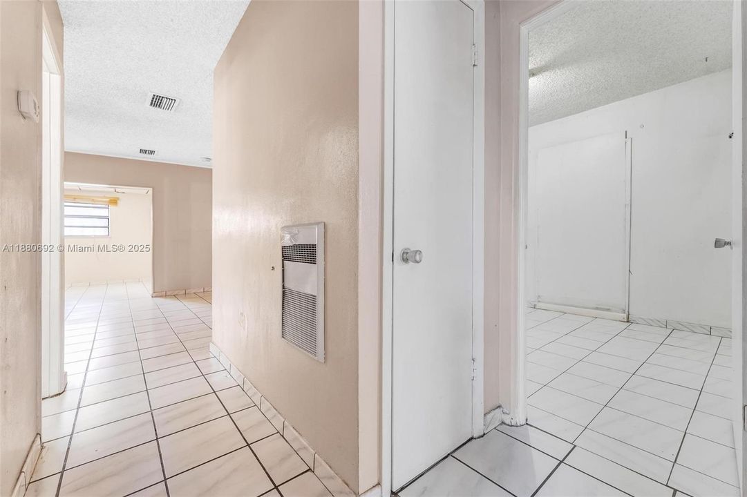 合同活跃: $399,000 (4 贝兹, 2 浴室, 1924 平方英尺)