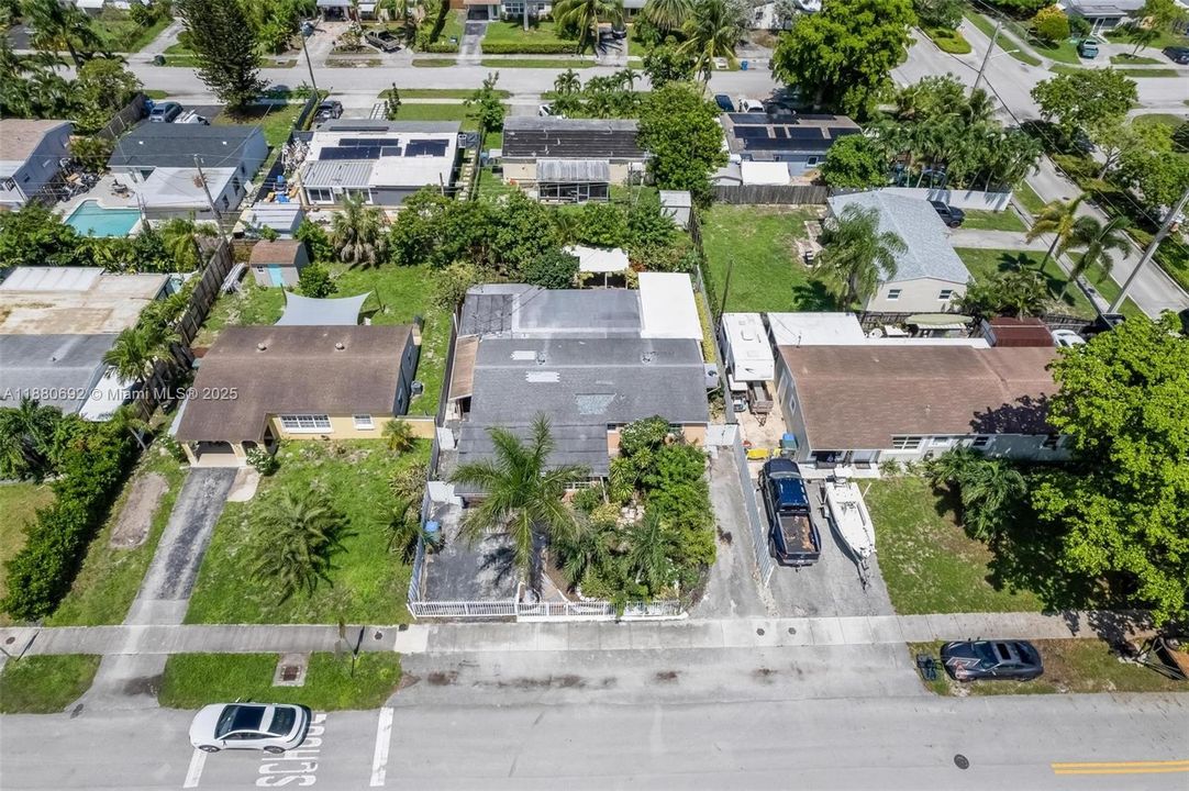 合同活跃: $399,000 (4 贝兹, 2 浴室, 1924 平方英尺)