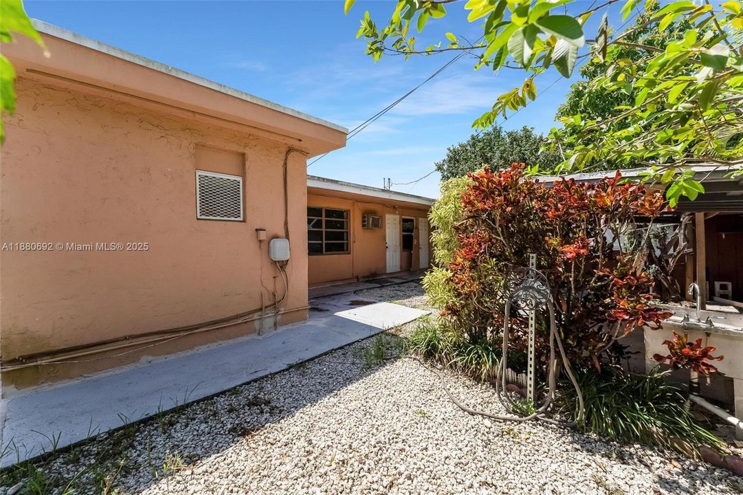 合同活跃: $399,000 (4 贝兹, 2 浴室, 1924 平方英尺)