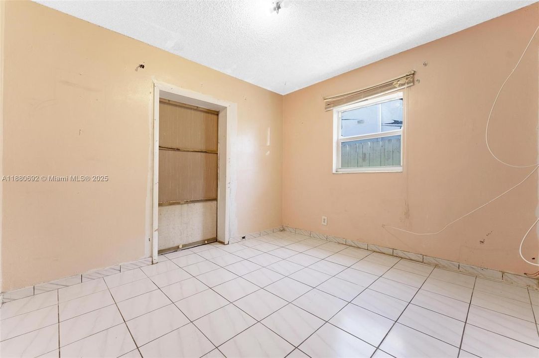 合同活跃: $399,000 (4 贝兹, 2 浴室, 1924 平方英尺)