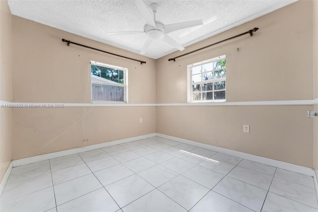 合同活跃: $399,000 (4 贝兹, 2 浴室, 1924 平方英尺)