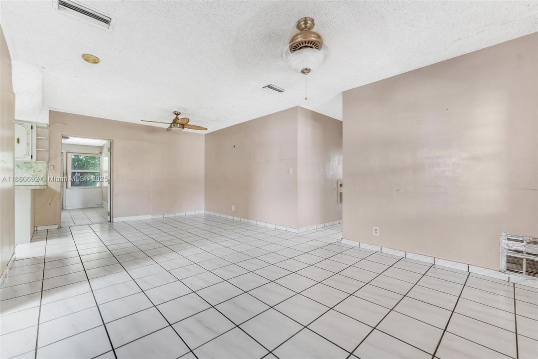 合同活跃: $399,000 (4 贝兹, 2 浴室, 1924 平方英尺)