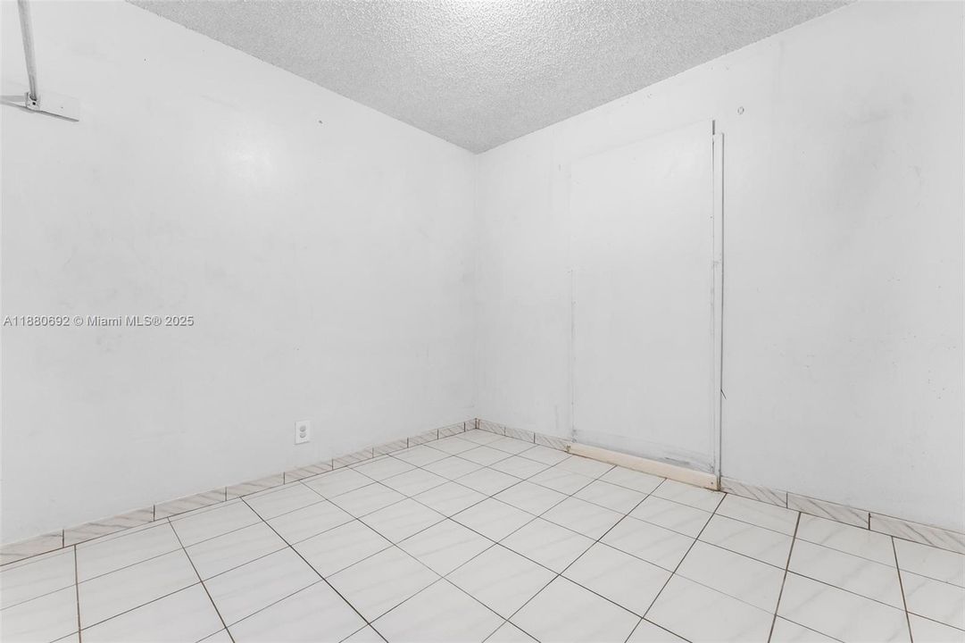 合同活跃: $399,000 (4 贝兹, 2 浴室, 1924 平方英尺)