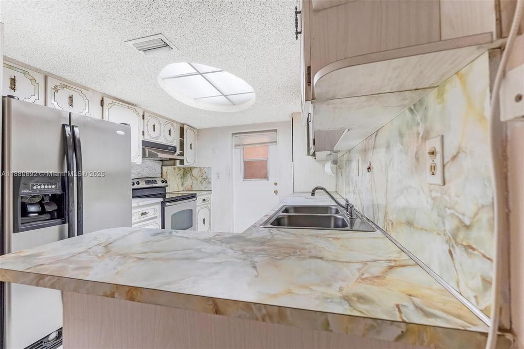 合同活跃: $399,000 (4 贝兹, 2 浴室, 1924 平方英尺)