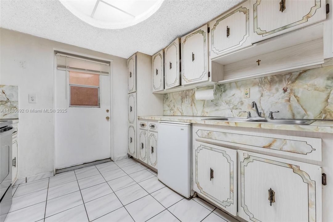 合同活跃: $399,000 (4 贝兹, 2 浴室, 1924 平方英尺)