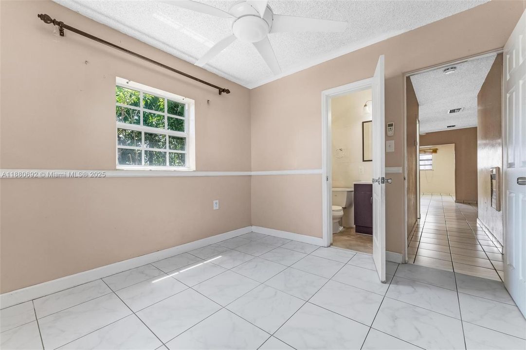 合同活跃: $399,000 (4 贝兹, 2 浴室, 1924 平方英尺)