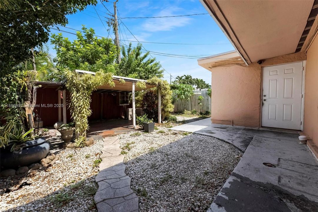 合同活跃: $399,000 (4 贝兹, 2 浴室, 1924 平方英尺)