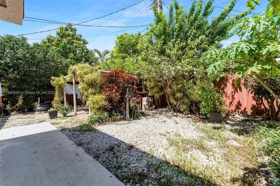 合同活跃: $399,000 (4 贝兹, 2 浴室, 1924 平方英尺)