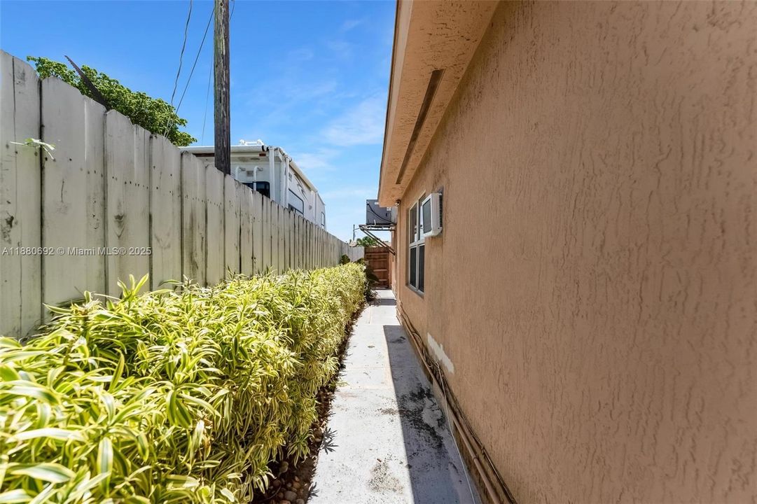 合同活跃: $399,000 (4 贝兹, 2 浴室, 1924 平方英尺)