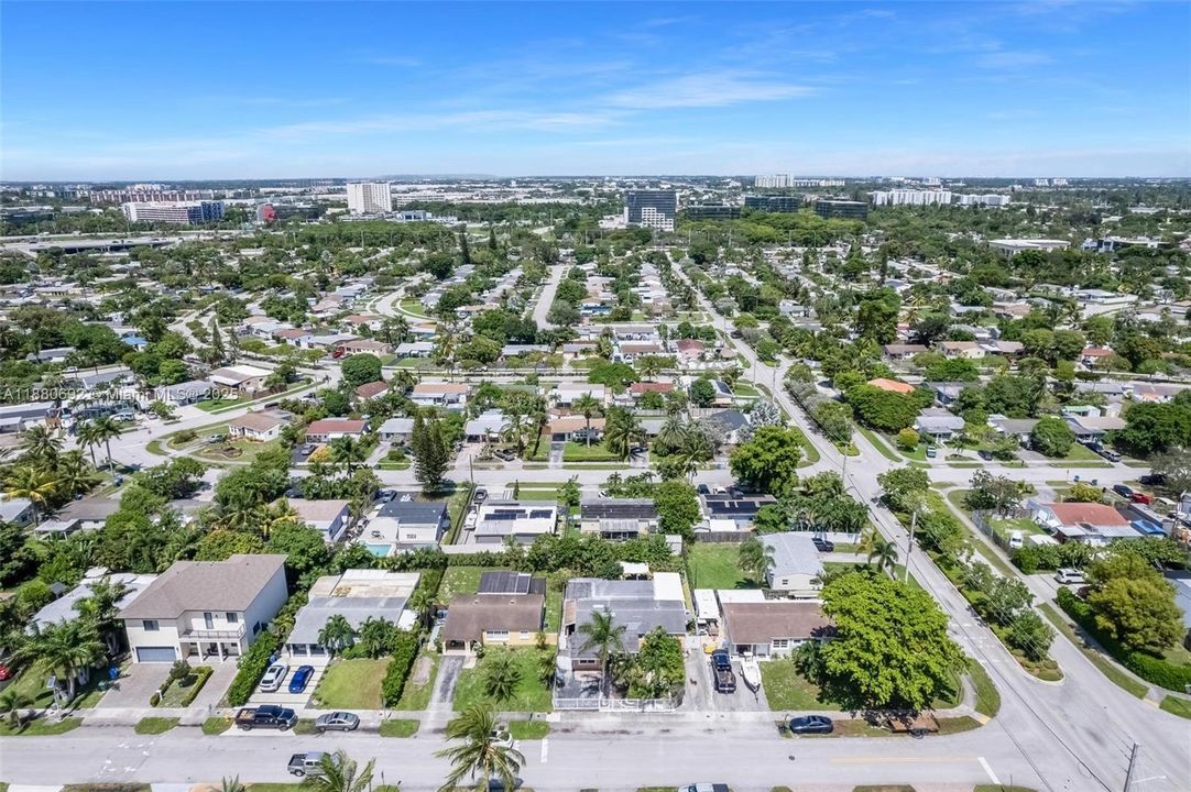 合同活跃: $399,000 (4 贝兹, 2 浴室, 1924 平方英尺)