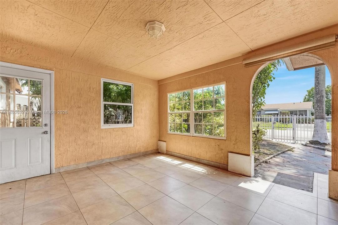 合同活跃: $399,000 (4 贝兹, 2 浴室, 1924 平方英尺)