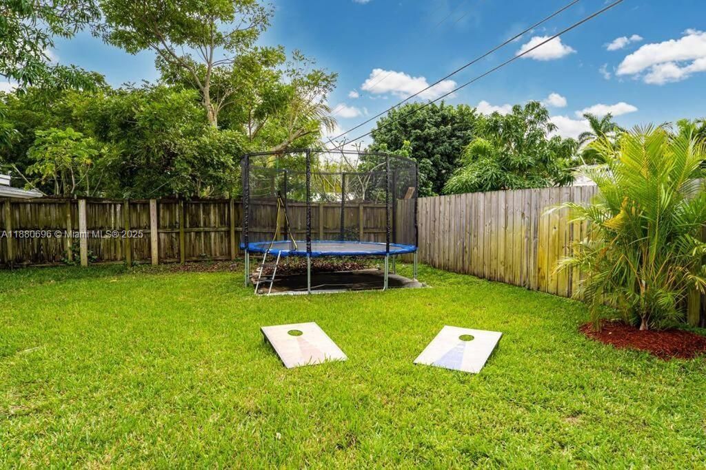 合同活跃: $599,000 (5 贝兹, 2 浴室, 1720 平方英尺)