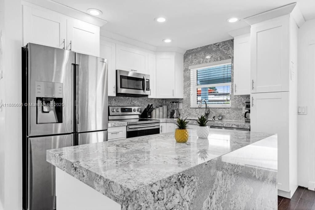 合同活跃: $599,000 (5 贝兹, 2 浴室, 1720 平方英尺)