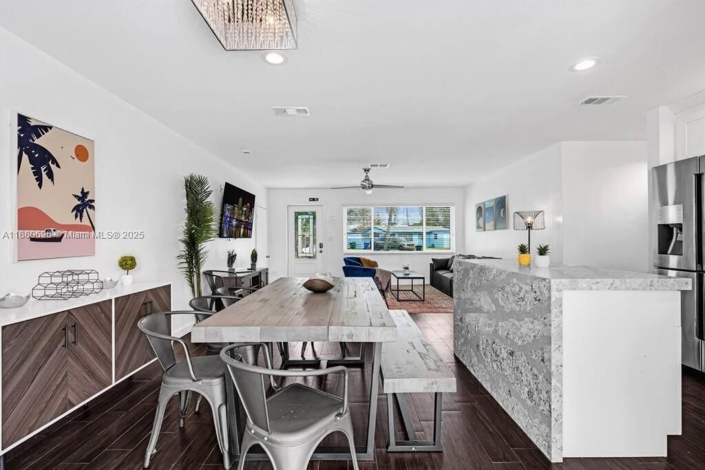 合同活跃: $599,000 (5 贝兹, 2 浴室, 1720 平方英尺)