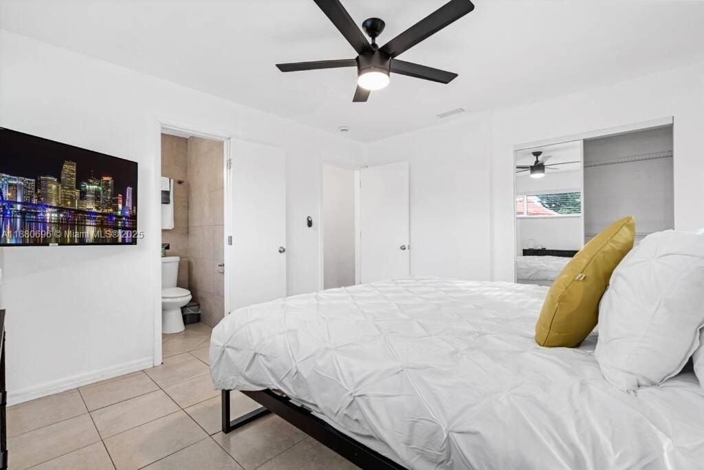 合同活跃: $599,000 (5 贝兹, 2 浴室, 1720 平方英尺)