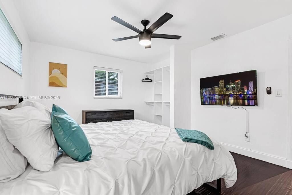 合同活跃: $599,000 (5 贝兹, 2 浴室, 1720 平方英尺)