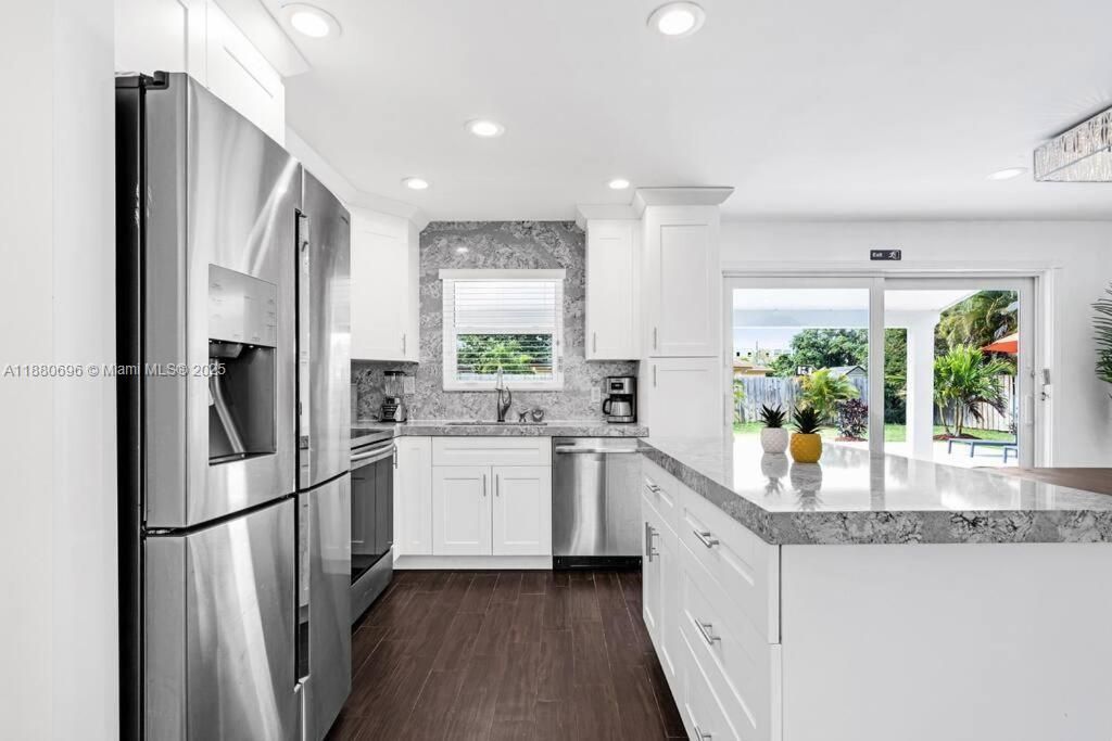 合同活跃: $599,000 (5 贝兹, 2 浴室, 1720 平方英尺)