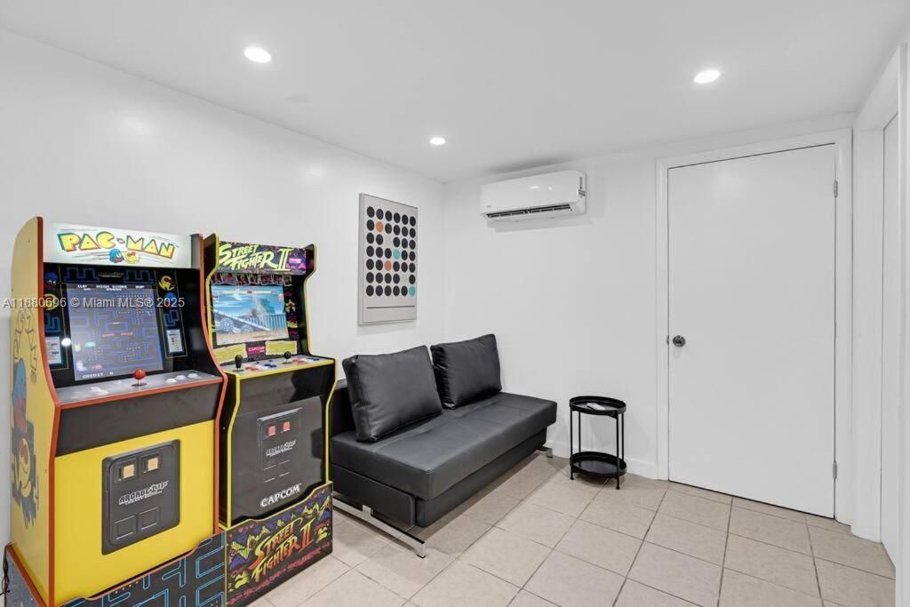 合同活跃: $599,000 (5 贝兹, 2 浴室, 1720 平方英尺)