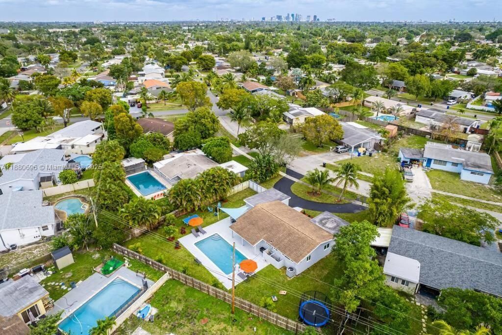 合同活跃: $599,000 (5 贝兹, 2 浴室, 1720 平方英尺)