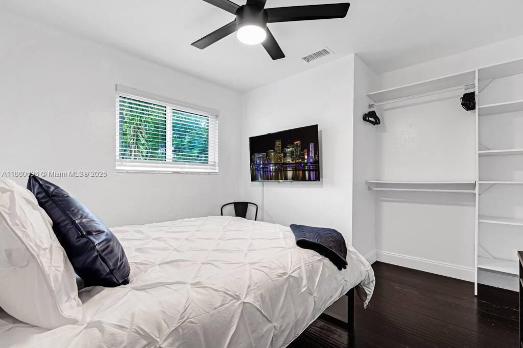 合同活跃: $599,000 (5 贝兹, 2 浴室, 1720 平方英尺)