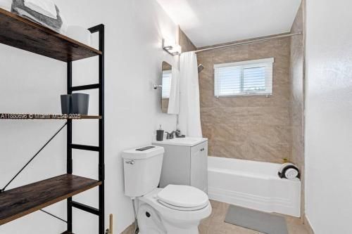 合同活跃: $599,000 (5 贝兹, 2 浴室, 1720 平方英尺)