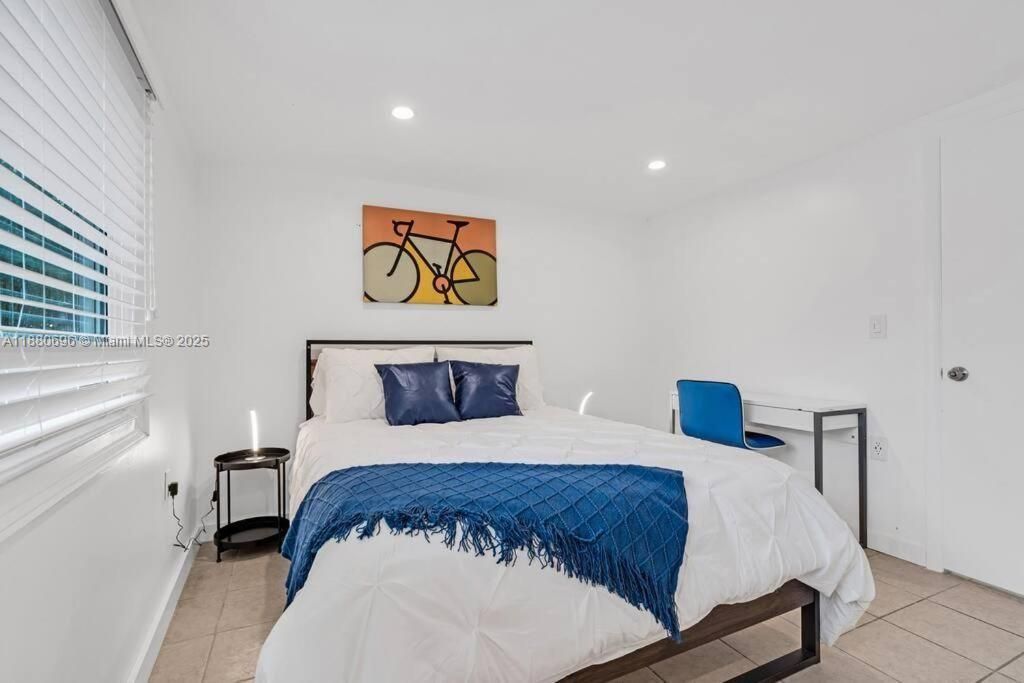 合同活跃: $599,000 (5 贝兹, 2 浴室, 1720 平方英尺)