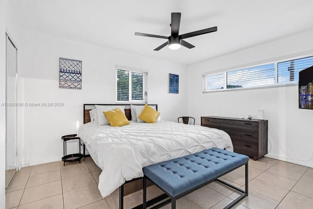 合同活跃: $599,000 (5 贝兹, 2 浴室, 1720 平方英尺)