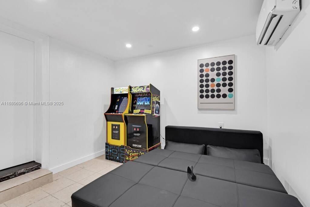 合同活跃: $599,000 (5 贝兹, 2 浴室, 1720 平方英尺)