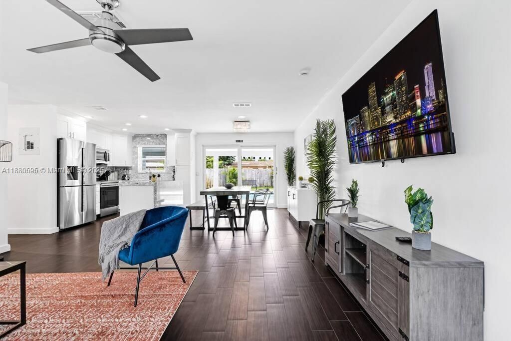 合同活跃: $599,000 (5 贝兹, 2 浴室, 1720 平方英尺)