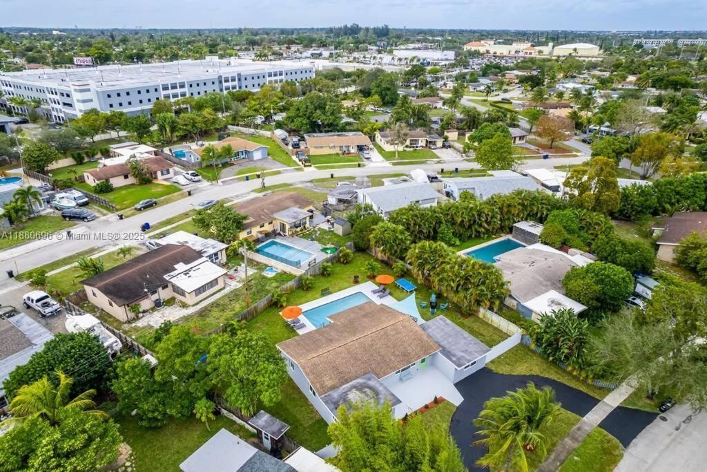 合同活跃: $599,000 (5 贝兹, 2 浴室, 1720 平方英尺)