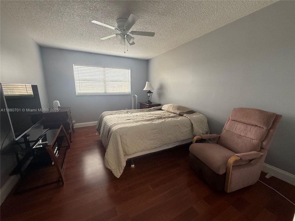 Под контрактом: $83,000 (1 спален, 1 ванн, 640 Квадратных фут)