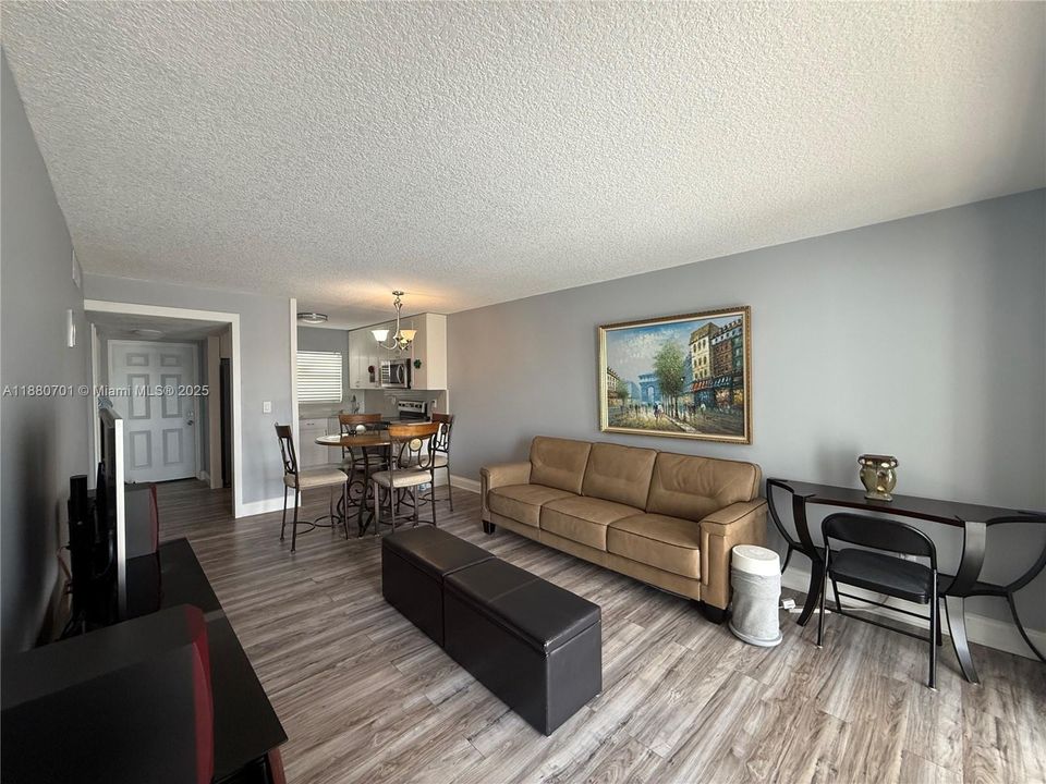 Под контрактом: $83,000 (1 спален, 1 ванн, 640 Квадратных фут)