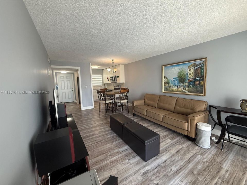 Под контрактом: $83,000 (1 спален, 1 ванн, 640 Квадратных фут)