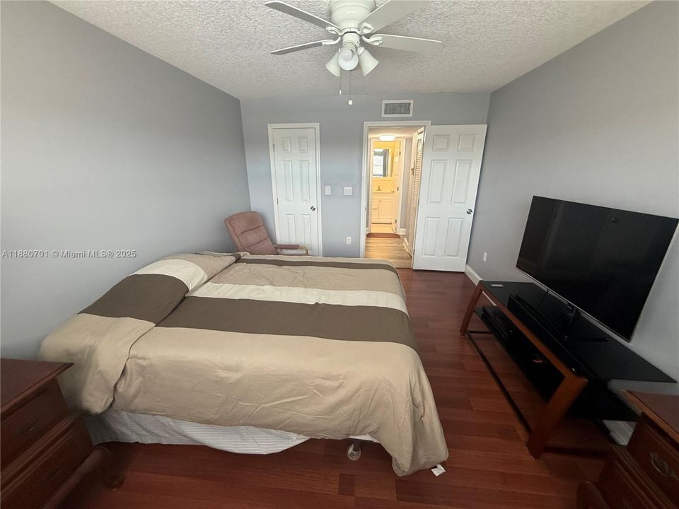 Под контрактом: $83,000 (1 спален, 1 ванн, 640 Квадратных фут)