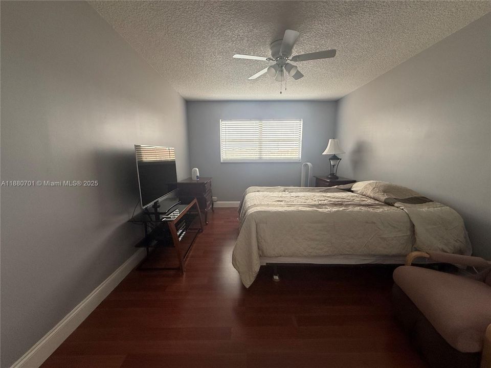 Под контрактом: $83,000 (1 спален, 1 ванн, 640 Квадратных фут)