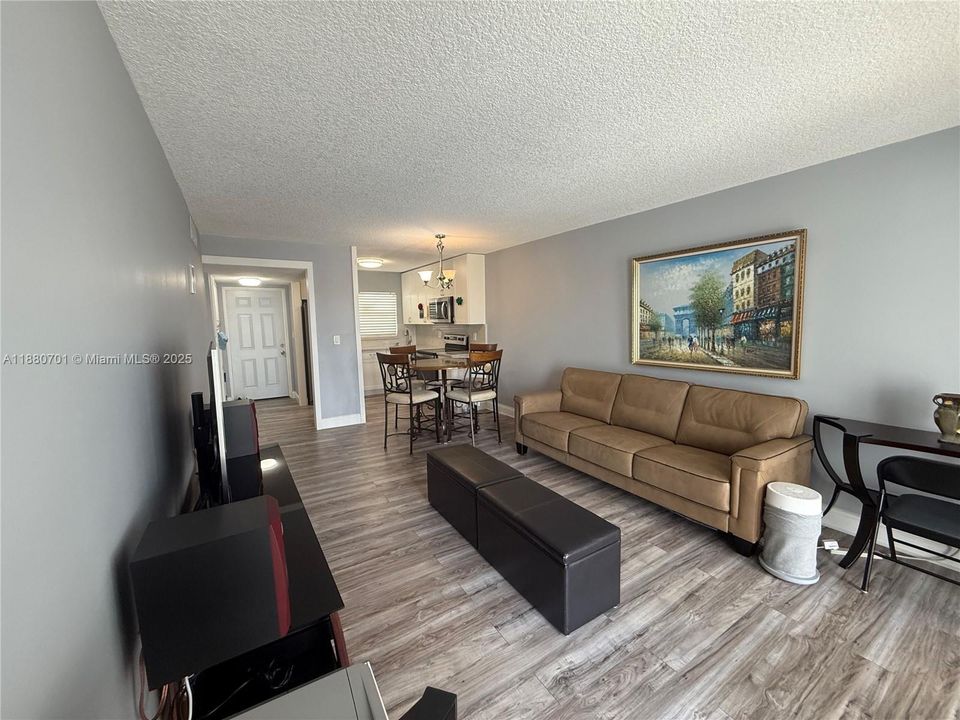 Под контрактом: $83,000 (1 спален, 1 ванн, 640 Квадратных фут)