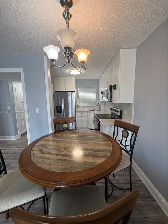 Под контрактом: $83,000 (1 спален, 1 ванн, 640 Квадратных фут)