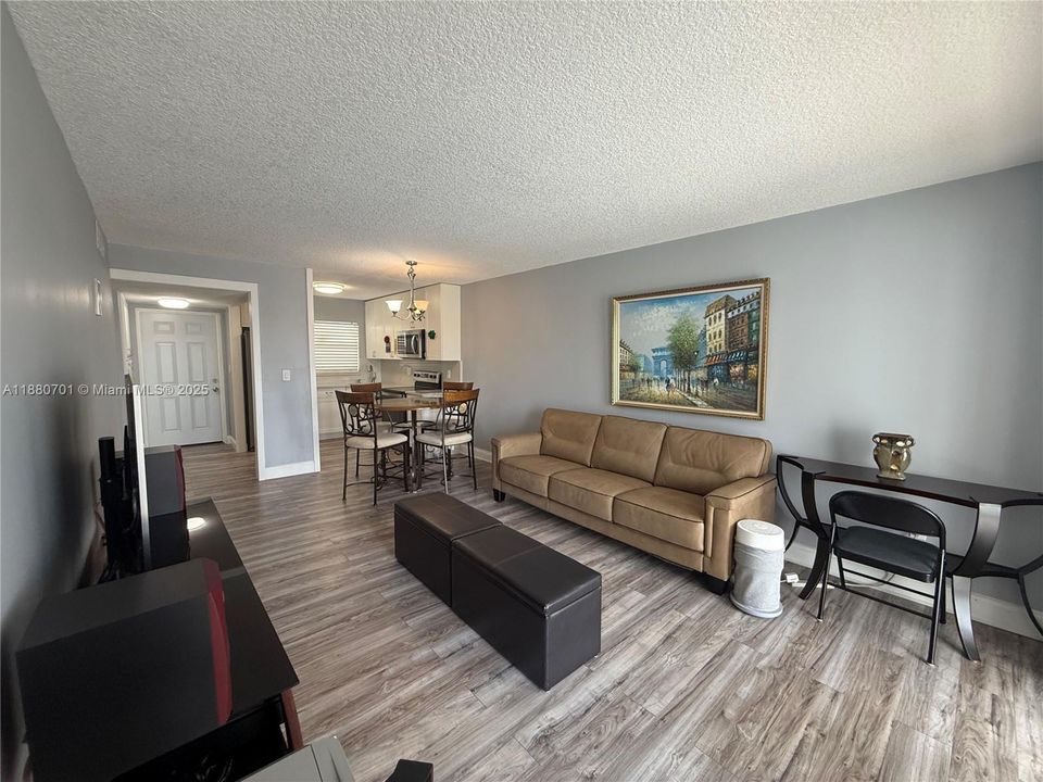 Под контрактом: $83,000 (1 спален, 1 ванн, 640 Квадратных фут)