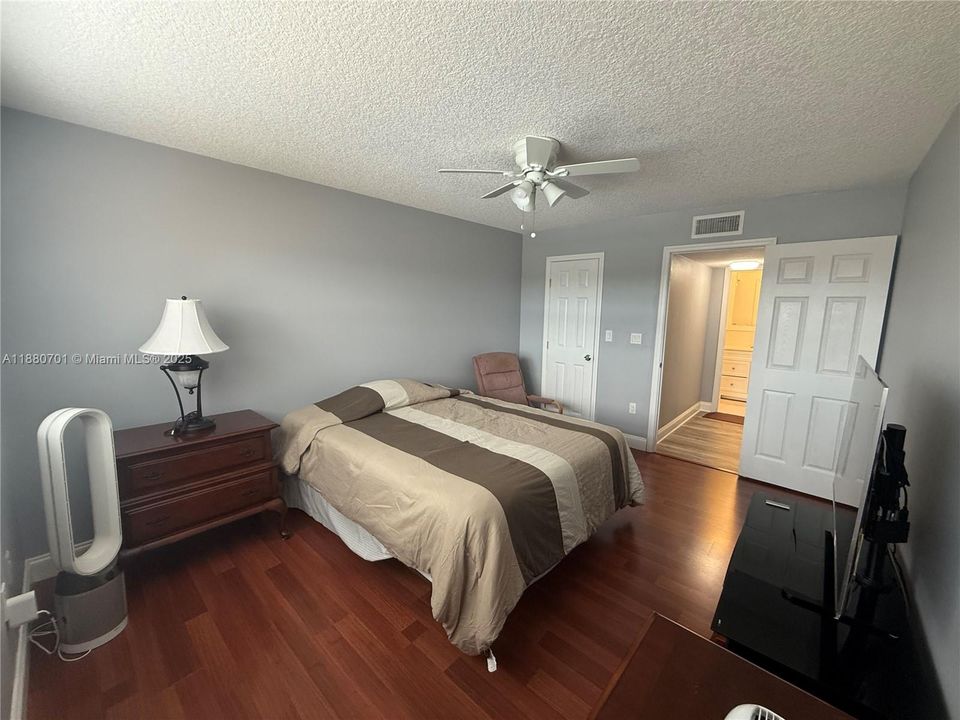 Под контрактом: $83,000 (1 спален, 1 ванн, 640 Квадратных фут)