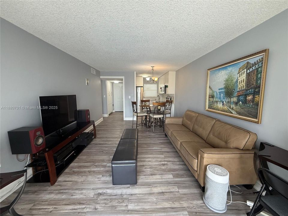 Под контрактом: $83,000 (1 спален, 1 ванн, 640 Квадратных фут)