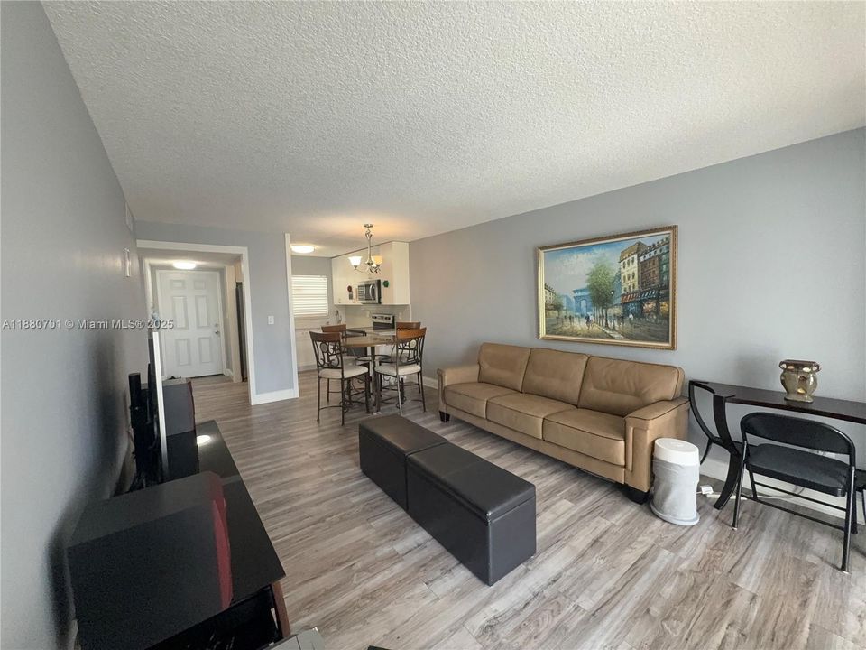 Под контрактом: $83,000 (1 спален, 1 ванн, 640 Квадратных фут)