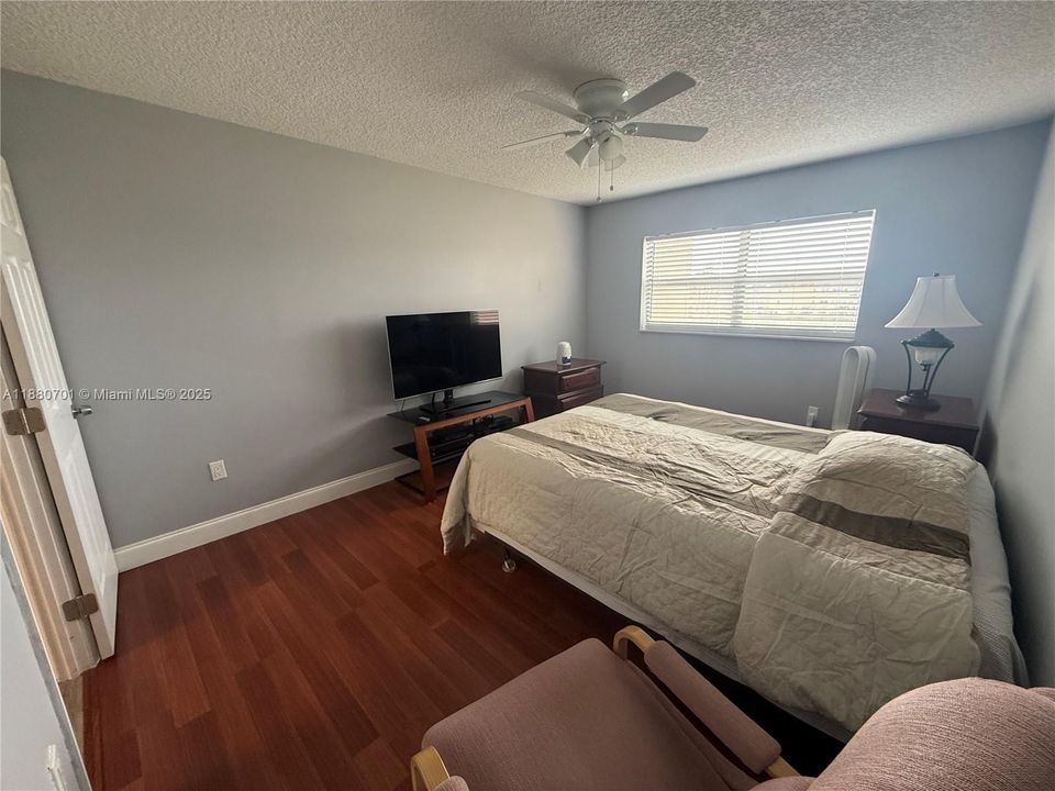 Под контрактом: $83,000 (1 спален, 1 ванн, 640 Квадратных фут)