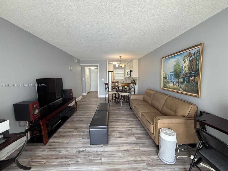 Под контрактом: $83,000 (1 спален, 1 ванн, 640 Квадратных фут)