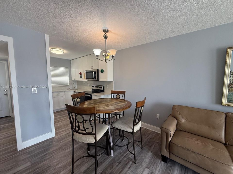 Под контрактом: $83,000 (1 спален, 1 ванн, 640 Квадратных фут)