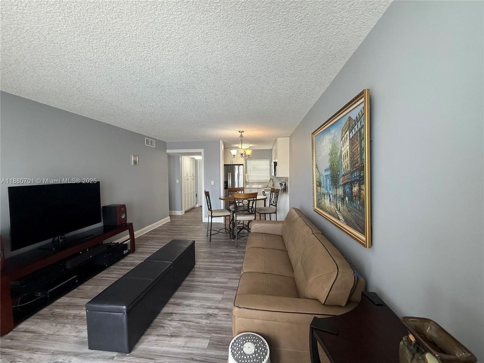 Под контрактом: $83,000 (1 спален, 1 ванн, 640 Квадратных фут)