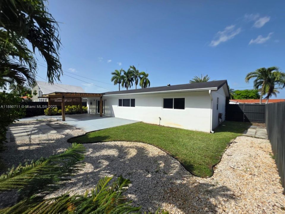 Под контрактом: $759,000 (4 спален, 3 ванн, 1572 Квадратных фут)