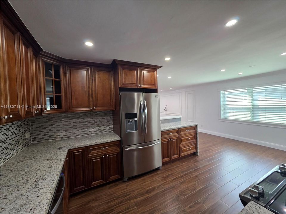 Под контрактом: $759,000 (4 спален, 3 ванн, 1572 Квадратных фут)