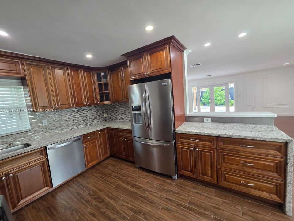 Под контрактом: $759,000 (4 спален, 3 ванн, 1572 Квадратных фут)